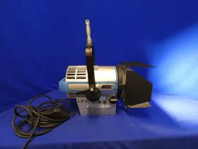 L1.31330ca-423 Arri L7-c Color Led Fresnel Light With Barn Doors 2 791hrs Read Ad