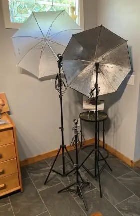 20005 Ls Photography Three Pro-ft Photo Light Stands With Bulb Holders 3 Umbrellas And Bag Nice