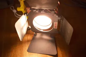 10162 Mole-richardson 650w Fresnel Tungsten Light With Doors And Chain #2