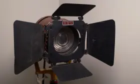 10162 Mole-richardson 650w Fresnel Tungsten Light With Doors And Chain