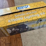 Smith-victor 3-LIGHT Kit With Umbrellas KT1500U. Fixed Price $45.00.
