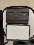 Neewer Paquete De Luces Led 2.4 G Con Soporte 6.6 Ft, Bicolor 600 Smd. Fixed Price $280.00.